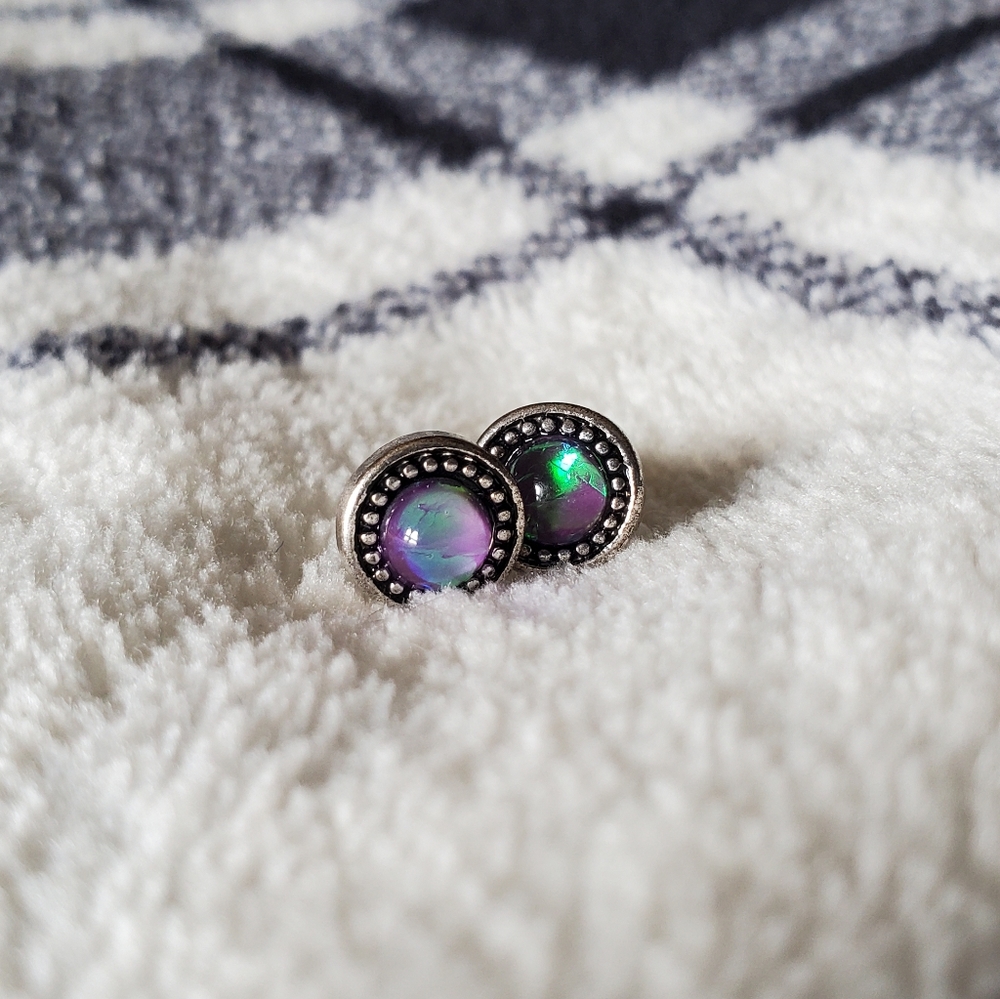 🛍 NWOT Simulated Opan Stud Earrings